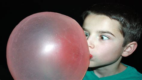 blowing chewing gum|how to pop bubble gum.